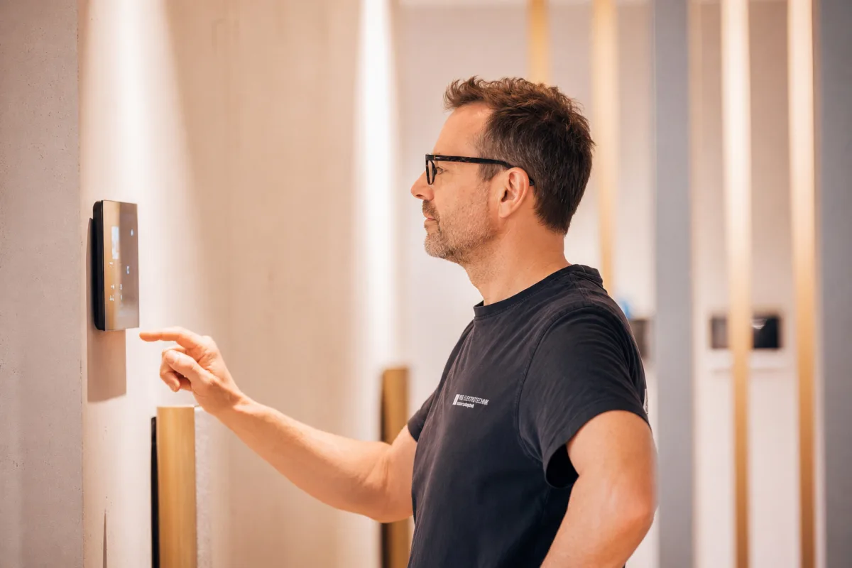 Smart-Home-Bedienpanel an der Wand