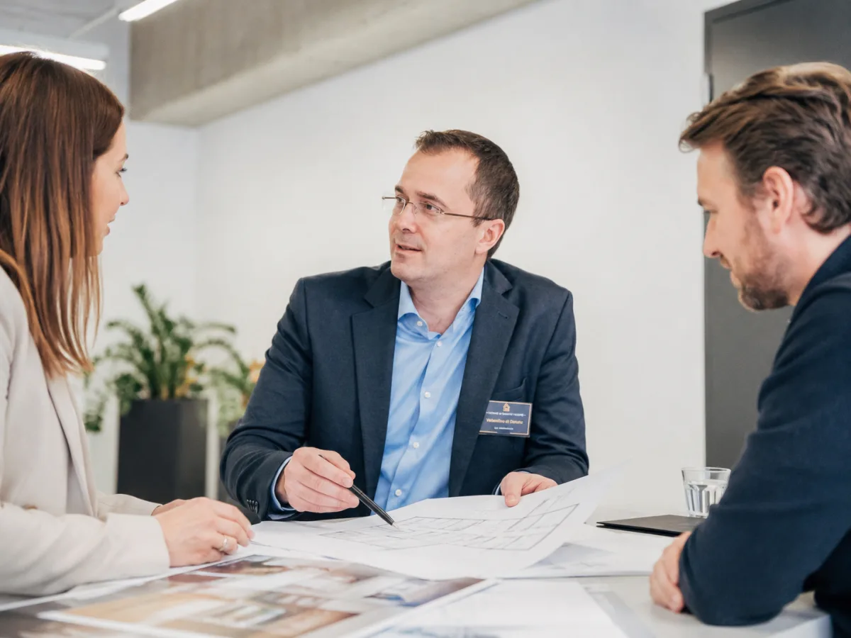 Planungsgespräch mit Grundriss im Showroom